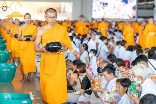 ภาพ No.139078:พิธีตักบาตร , พิธีบูชาข้าวพระ ณ ห้องแก้วสารพัด 1 สภาธรรมกายสากล วัดพระธรรมกาย วันอาทิตย์ต้นเดือนที่ 2 มิถุนายน พ.ศ. 2567