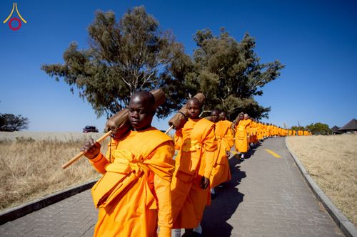 ภาพ No.232853:วันที่ 1 กรกฏาคม พ.ศ. 2568 Dhammayatra in South Africa 2025 ธรรมยาตราแอฟริกาใต้ — เส้นทางแห่งสติ สมาธิ และปัญญา ธรรมทายาทที่ได้อบรมโครงการบรรพชาอุปสมบทหมู่ครั้งที่ 2 ณ วัดพระธรรมกายโจฮันเนสเบิร์ก ประเทศแอฟริกาใต้