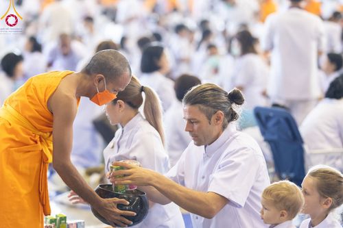 ภาพ No.92125:พิธีตักบาตร ในวันทอดกฐินสามัคคี ประจำปีพุทธศักราช 2566 วันอาทิตย์ต้นเดือนที่ 5 พฤศจิกายน พ.ศ. 2566 ณ สภาธรรมกายสากล วัดพระธรรมกาย จ.ปทุมธานี