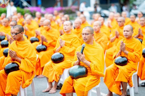 ภาพ No.241899:วันอาทิตย์ที่ 31 สิงหาคม พ.ศ. 2568 พิธีทำบุญแด่คณะสงฆ์ 122 รูป ฉลอง 121 ปี อำเภอคลองหลวง จ.ปทุมธานี เพื่อนำส่งช่วยเหลือคณะสงฆ์ 323 วัด 4 จังหวัดชายแดนภาคใต้ และช่วยเหลือประชาชนจากเหตุปะทะ แนวชายแดนไทย-กัมพูชา ณ บริเวณหน้าที่ว่าการอำเภอคลองหลวง 