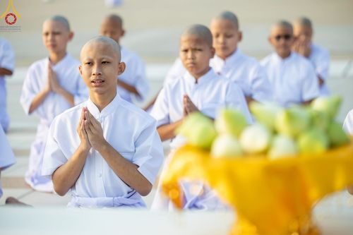 ภาพ No.214964:วันเสาร์ที่ 5 เมษายน พ.ศ. 2568 พิธีเวียนประทักษิณรอบพระมหาธรรมกายเจดีย์  พิธีวันทาเจดีย์ พิธีขอขมาและมอบผ้าไตร ในโครงการบรรพชาสามเณรฟื้นฟูพระพุทธศาสนาทั่วไทย , โครงการหน่อแก้วเปรียญธรรม รุ่นที่ 13 ,  โครงการสามเณรยุวธรรมทายาท รุ่นที่ 33 , โครงการสามเณรมั