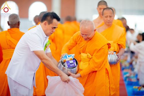 ภาพ No.210226:วันพฤหัสบดีที่ 6 มีนาคม พ.ศ. 2568 ตักบาตรฉลองสามเณรใหม่ โครงการบรรพชาสามเณรท้องถิ่นชาวเนปาล 500 รูป ณ ลุมพินี ประเทศเนปาล