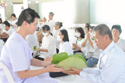 ภาพ No.248613:วันที่ 28 กันยายน พ.ศ. 2568 พิธีตัดปอยผม และปลงผม โครงการอุปสมบทบูชาธรรม 141 ปี พระมงคลเทพมุนี ณ วิหารคด วัดพระธรรมกาย