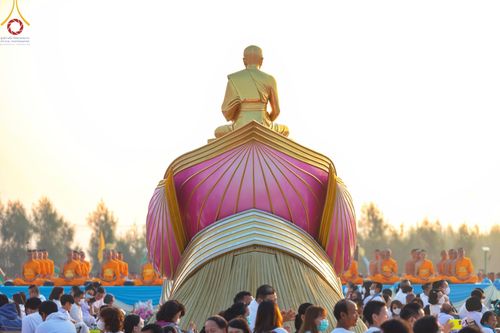 ภาพ No.201040:พิธีตักบาตรพระธรรมยาตรา ณ อนุสรณ์สถานลำดับที่ 5 สถานที่เผยแผ่วิชชาธรรมกายครั้งแรก อนุสรณ์สถานบางปลา วัดบางปลา อำเภอบางเลน จังหวัดนครปฐม ในโครงการธรรมยาตรา กตัญญูบูชา มหาปูชนียาจารย์ พระมงคลเทพมุนี(สด จนฺทสโร) พระผู้ปราบมาร อนุสรณ์สถาน 7 แห่ง ปีที่ 13