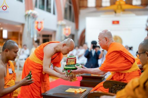 ภาพ No.142587:พิธีพัทธสีมา ประดิษฐานลูกนิมิตมหาสมบัติ สถาปนาอุโบสถวัดพระธรรมกายลอนดอน บูชาธรรม 80 ปี หลวงพ่อธัมมชโย วันเสาร์ที่ 22 มิถุนายน พ.ศ. 2567