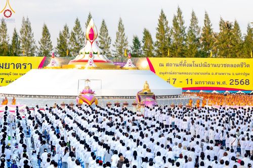 ภาพ No.192657:พิธีจุดประทีปถวายเป็นพุทธบูชา และบูชาธรรมมหาปูชนียาจารย์ ณ อนุสรณ์สถานคลองบางนางแท่น อ.สามพราน จ.นครปฐม ในโครงการธรรมยาตรา กตัญญูบูชา มหาปูชนียาจารย์ พระมงคลเทพมุนี(สด จนฺทสโร) พระผู้ปราบมาร อนุสรณ์สถาน 7 แห่ง ปีที่ 13 วันที่ 10 มกราคม พ.ศ. 2568