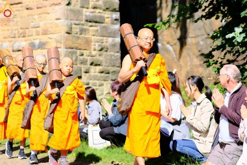 ภาพ No.148810:คณะสงฆ์และสามเณร วัดพระธรรมกายแมนเชสเตอร์  สหราชอาณาจักร จัดเดินธรรมยาตราที่ Peak District National Park , New Mills central , Upper Derwent Visitor Centre, Hope Valley วันอังคารที่ 6 สิงหาคม พ.ศ. 2567