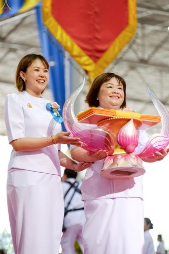 ภาพ No.251572:วันที่ 10 ตุลาคม พ.ศ. 2568 พิธีทอดผ้าป่าสมทบกฐินวัดพระธรรมกาย และสมทบกฐิน 30,000 กว่าวัดทั่วประเทศ ครั้งที่ 3 ณ สภาธรรมกายสากล วัดพระธรรมกาย