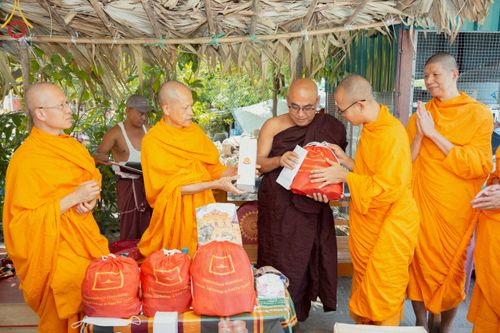 ภาพ No.220318:วันที่ 17 เมษายน พ.ศ. 2568 ผู้แทนวัดพระธรรมกาย ลงพื้นที่เยียวยา ซับน้ำตาเหยื่อแผ่นดินไหวมัณฑะเลย์