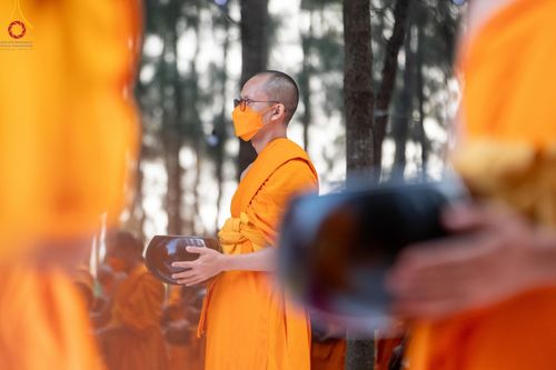 ภาพ No.107549:พิธีตักบาตรพระธรรมยาตราฯ ในโครงการธรรมยาตรากตัญญูบูชา มหาปูชนียาจารย์ พระมงคลเทพมุนี(สด จนฺทสโร) พระผู้ปราบมาร ปีที่ 12 ณ อนุสรณ์สถานมหาวิหารพระมงคลเทพมุนี อ.สองพี่น้อง จ.สุพรรณบุรี วันที่ 7 มกราคม พ.ศ. 2567