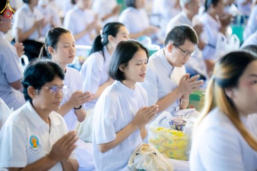 ภาพ No.151012:พิธีตักบาตร ในวันอาทิตย์ต้นเดือน วันที่ 1 กันยายน พ.ศ. 2567 ณ สภาธรรมกายสากล วัดพระธรรมกาย