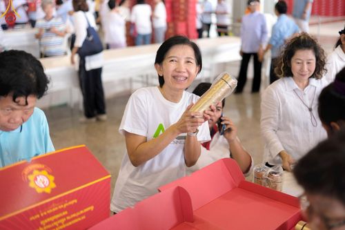 ภาพ No.212270:วันพุธที่ 19 มีนาคม พ.ศ. 2568 การบรรจุไทยธรรมลงกล่องสำเร็จ 43,500 กล่อง เพื่อถวายแด่พระสังฆาธิการ 40,000 กว่าวัดทั่วไทย ในวันคุ้มครองโลก 22 เมษายน พ.ศ. 2568 ณ บ้านแก้วเรือนทองคุณยายฯ วัดพระธรรมกาย