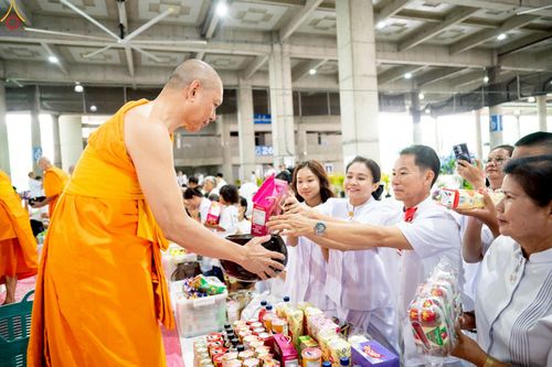 ภาพ No.235332:วันที่ 27 กรกฎาคม พ.ศ. 2568 พิธีตักบาตรฉลองพระใหม่ โครงการบรรพชาและอุปสมบทมู่รุ่นเข้าพรรษา ณ วัดพระธรรมกาย