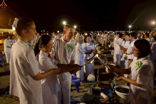 ภาพ No.253647:วันที่ 10 ตุลาคม พ.ศ. 2568 พิธีจุดประทีปบูชาพระผู้ปราบมาร, พิธีจุดประทีปบนพระมหาธรรมกายเจดีย์  20,000 ดวง เนื่องในวันคล้ายวันเกิดครบรอบ 141 ปี พระมงคลเทพมุนี (สด จนฺทสโร)