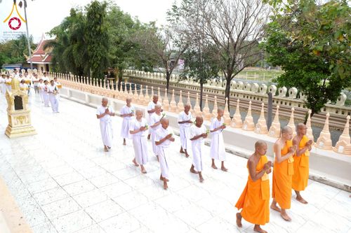 ภาพ No.277942:พิธีตัดปอยผมและปลงผมนาคธรรมทายาท พิธีขอขมาผู้ปกครอง ณ ศูนย์อบรมเยาวชนนครปฐม จ.นครปฐม และพิธีมอบบาตร ผ้าไตร นาคธรรมทายาท พิธีบรรพชา อุปสมบทหมู่ ณ วัดลาดหญ้าไทร จ.นครปฐม