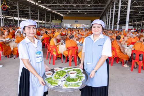 ภาพ No.60227:คณะสงฆ์ 10,000 กว่าวัดฉันภัตตาหารเพล ในวันคุ้มครองโลก วันจันทร์ที่ 22 เมษายน พ.ศ. 2567 ณ สภาธรรมกายสากล วัดพระธรรมกาย