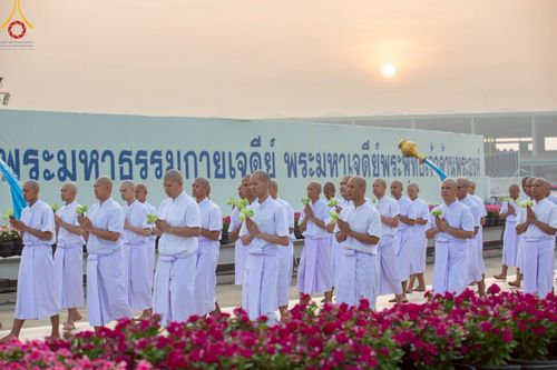 ภาพ No.216964:วันเสาร์ที่ 12 เมษายน พ.ศ. 2568 พิธีเวียนประทักษิณรอบพระมหาธรรมกายเจดีย์  พิธีวันทาเจดีย์ พิธีขอขมาและมอบผ้าไตร ในโครงการอุปสมบทหมู่ บูชาธรรมหลวงพ่อธัมมชโย, โครงการธรรมทายาท ระดับอุดมศึกษา รุ่นที่ 52 ,  โครงการบวชพระนานาชาติ AEC & WAB CEO รุ่นที่ 4 , ณ ว