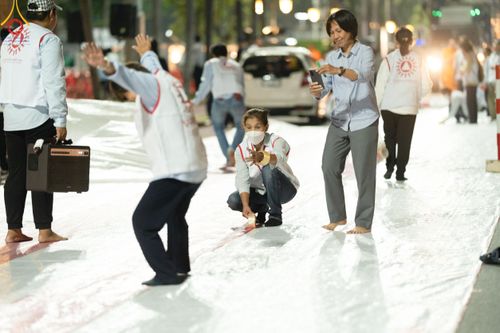 ภาพ No.185587:V.47 เบื้องหลังของเบื้องหน้า งานตักบาตรพระ 10,000 รูป ณ จ.กาญจนบุรี วันที่ 20-21 ธันวาคม พ.ศ. 2567