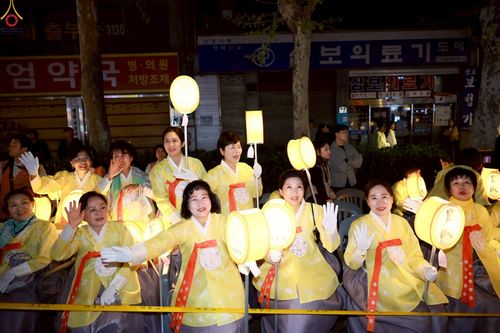 ภาพ No.229571:วันเสาร์ที่ 26 เมษายน พ.ศ. 2568 คณะพระภิกษุสามเณรในโครงการบรรพชาหมู่ 81 รูป  วัดภาวนาโซล ประเทศเกาหลีใต้ ได้ร่วมกับคณะสาธุชนคนไทยในเกาหลีใต้  ร่วมกันเดินขบวนอัญเชิญโคมดอกบัว  เพื่อบูชาแด่องค์สมเด็จพระสัมมาสัมพุทธเจ้า  ในงานเทศกาลวิสาขบูชานานาชาติ ประจำปี