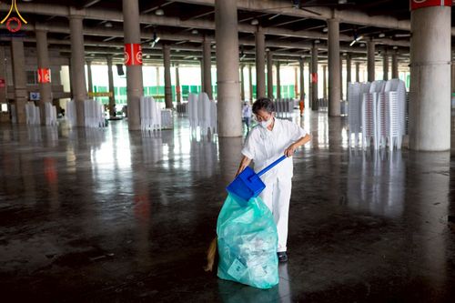 ภาพ No.220788:วันที่ 24-25 เมษายน พ.ศ. 2568 การเก็บงาน ผ้ารับประเคน ผ้าระบาย โต๊ะ เก้าอี้  ภายหลังงานวันคุ้มครองโลก ณ วัดพระธรรมกาย