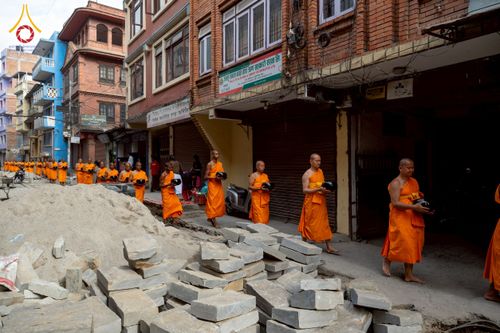 ภาพ No.213123:วันที่ 17 - 18 มีนาคม พ.ศ. 2568 คณะสงฆ์และสามเณรเดินบิณฑบาต รอบเมืองในพื้นที่ วัดสยมภูวนาถและราชวังปาตัน ณ เมืองกาฐมาณฑุ ประเทศเนปาล