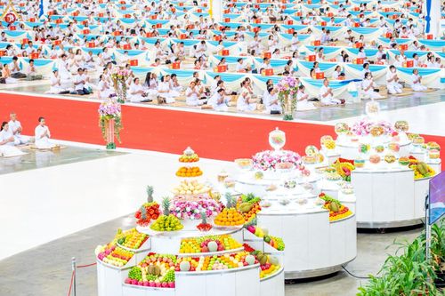 ภาพ No.236074:วันที่ 3 สิงหาคม พ.ศ. 2568 พิธีบูชาข้าวพระ ณ สภาธรรมกายสากล วัดพระธรรมกาย