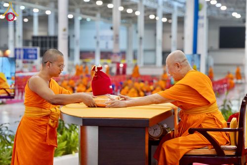 ภาพ No.237453:วันอาทิตย์ที่ 10 สิงหาคม พ.ศ.2568 พิธีมอบใบประกาศเกียรติคุณ โครงการสอบบาลี "ฉลองแชมป์" บูชาธรรม 80 ปี หลวงพ่อธัมมชโย ประจำปี 2568 และ พิธีมอบดวงแก้วสามเณรทรงบาลีไวยากรณ์ ณ สภาธรรมกายสากล วัดพระธรรมกาย ปทุมธานี