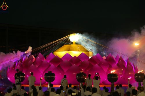 ภาพ No.160596:พิธีจุดประทีป 20,000 ดวง บูชาพระมหาธรรมกายเจดีย์ และบูชาพระมงคลเทพมุนี (สด จนฺทสโร) พระผู้ปราบมาร ณ ลานธรรม พระมหาธรรมกายเจดีย์ วัดพระธรรมกาย จ.ปทุมธานี วันที่ 10 ตุลาคม พ.ศ. 2567