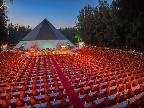 ภาพ No.190156:พิธีจุดประทีปถวายเป็นพุทธบูชา และบูชาธรรมมหาปูชนียาจารย์ ณ อนุสรณ์สถานมหาวิหารพระมงคลเทพมุนี (โลตัสแลนด์) อ.สองพี่น้อง จ.สุพรรณบุรี ในโครงการธรรมยาตรา กตัญญูบูชา มหาปูชนียาจารย์ พระมงคลเทพมุนี(สด จนฺทสโร) พระผู้ปราบมาร อนุสรณ์สถาน 7 แห่ง ปีที่ 13