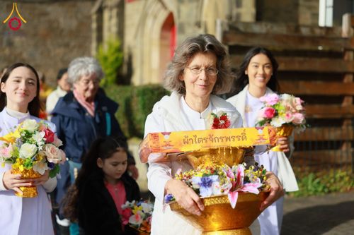 ภาพ No.172182:พิธีทอดกฐิน วัดพระธรรมกายสก็อตแลนด์ บูชาธรรม 80 ปี หลวงพ่อธัมมชโย โดยคณะศิษยานุศิษย์วัดพระธรรมกาย วันที่ 25 ตุลาคม พ.ศ. 2567
