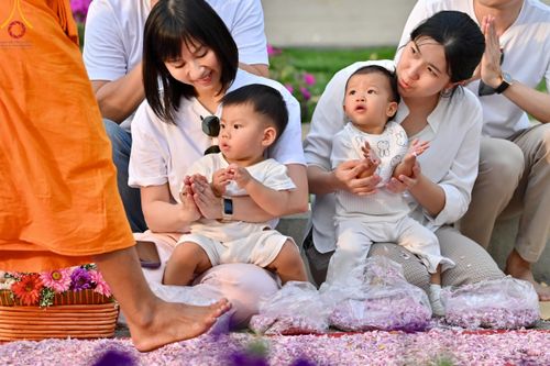 ภาพ No.120326:พิธีต้อนรับพระธรรมยาตรา ในโครงการธรรมยาตรา กตัญญูบูชา มหาปูชนียาจารย์ พระมงคลเทพมุนี(สด จนฺทสโร) พระผู้ปราบมาร อนุสรณ์สถาน 7 แห่ง ปีที่ 12 วันที่ 28 มกราคม พ.ศ. 2567 ณ วัดพระธรรมกาย จ.ปทุมธานี (ชุดที่ 2)