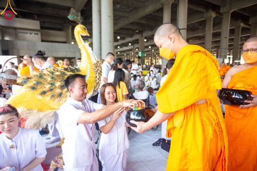 ภาพ No.115485:พิธีตักบาตรฉลองพระใหม่ ในโครงการอุปสมบทหมู่บูชาธรรม 115 ปี คุณยายอาจารย์มหารัตนอุบาสิกาจันทร์ ขนนกยูง วันที่ 19  มกราคม พ.ศ. 2567 ณ มหารัตนวิหารคด วัดพระธรรมกาย