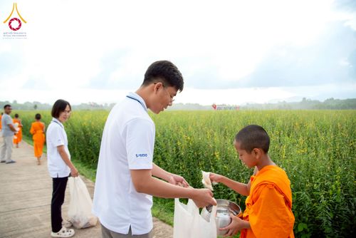 ภาพ No.217950:วันศุกร์ที่ 11 เมษายน พ.ศ. 2568 พระและสามเณร 99 รูป จากศูนย์ปฏิบัติธรรมระยอง(บ้านช่องลม) บิณฑบาต ณ ทุ่งปอเทือง ต.บางบุตร อ.บ้านค่าย จ.ระยอง เพื่อเป็นการฝึกสามเณรภาคฤดูร้อน ผ่านกิจวัตรบิณฑบาตในพื้นที่ชุมชน