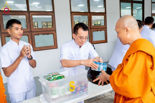 ภาพ No.276029:วันที่ 5 ธันวาคม พ.ศ. 2568 พสกนิกรอำเภอคลองหลวง พร้อมใจบำเพ็ญกุศลอุทิศถวาย “ในหลวงรัชกาลที่ 9” น้อมรำลึกในพระมหากรุณาธิคุณ เนื่องในวันคล้ายวันพระบรมราชสมภพ วันชาติ และวันพ่อแห่งชาติ ณ อาคารปลูกศรัทธา 2 วัดพระธรรมกาย อำเภอคลองหลวง จังหวัดปทุมธานี