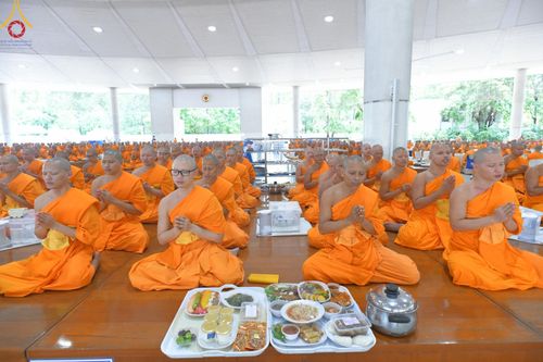 ภาพ No.143195:พิธีถวายภัตตาหารเพื่อเป็นกำลังแห่งการเข้าถึงธรรม ของพระภิกษุสามเณร วัดพระธรรมกาย วันเสาร์ที่ 6 กรกฏาคม พ.ศ. 2567 ณ หอฉันคุณยายอาจารย์ วัดพระธรรมกาย จ.ปทุมธานี