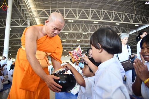 ภาพ No.143407:พิธีตักบาตร ข้าวสารอาหารแห้ง ณ บ้านแก้วเรือนทองคุณยายฯ และ พิธีบูชาข้าวพระ  ณ สภาธรรมกายสากล วัดพระธรรมกาย วันอาทิตย์ที่ 7 กรกฎาคม พ.ศ. 2567