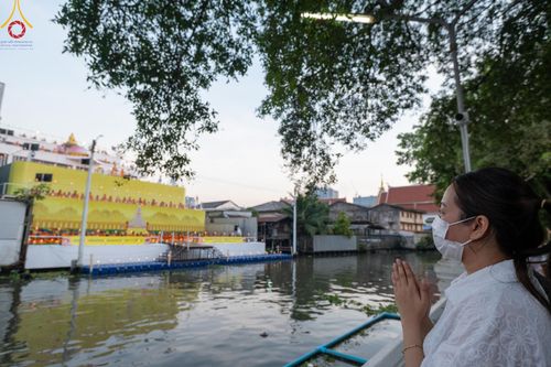 ภาพ No.201584:พิธีจุดประทีปถวายเป็นพุทธบูชา และบูชาธรรมมหาปูชนียาจารย์ ณ อาคารธรรมยาตรา กตัญญูบูชามหาปูชนียาจารย์ ตรงข้ามวัดปากน้ำภาษีเจริญ จ.กรุงเทพมหานคร ในโครงการธรรมยาตรา กตัญญูบูชา มหาปูชนียาจารย์ พระมงคลเทพมุนี(สด จนฺทสโร) พระผู้ปราบมาร อนุสรณ์สถาน 7 แห่ง