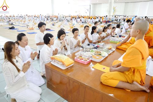 ภาพ No.220711:วันเสาร์ที่ 26 เมษายน พ.ศ.2568 (วันพระ แรม 15 ค่ำ เดือน 5) พิธีถวายภัตตาหารเมนูสวรรค์ "เพื่อการบรรลุธรรม" และ พิธีบุพเปตพลี ครั้งที่ 163 ร่วมอุทิศบุญแด่หมู่ญาติที่ล่วงลับไปแล้ว และสืบทอดอายุพระพุทธศาสนา ณ หอฉันคุณยายอาจารย์ฯ วัดพระธรรมกาย