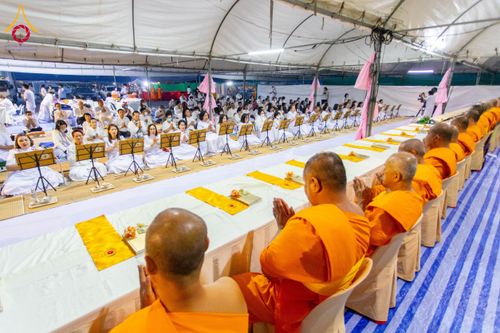 ภาพ No.200213:พิธีถวายภัตตาหารเป็นสังฆทาน แด่พระธรรมยาตรา ณ อนุสรณ์สถานบางปลา วัดบางปลา อำเภอบางเลน จังหวัดนครปฐม ในโครงการธรรมยาตรา กตัญญูบูชา มหาปูชนียาจารย์ พระมงคลเทพมุนี(สด จนฺทสโร) พระผู้ปราบมาร อนุสรณ์สถาน 7 แห่ง ปีที่ 13 วันที่ 23 มกราคม พ.ศ. 2568