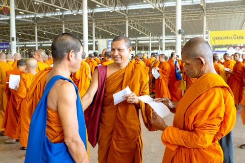 ภาพ No.235947:วันที่ 3 สิงหาคม พ.ศ. 2568 ภาพบรรยากาศ การต้อนรับปฎิสันถาร ของคณะสงฆ์ ในวันสมาธิโลก พิธีถวายมหาสังฆทาน 2,000 กว่าวัด ณ วัดพระธรรมกาย