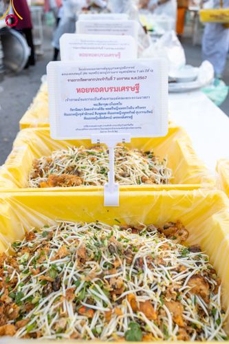 ภาพ No.108466:ถวายภัตตาหารเป็นสังฆทาน แด่คณะพระธรรมยาตราฯ ในโครงการธรรมยาตรากตัญญูบูชา มหาปูชนียาจารย์ พระมงคลเทพมุนี(สด จนฺทสโร) พระผู้ปราบมาร อนุสรณ์สถาน 7 แห่ง ปีที่ 12 วันที่ 7 มกราคม พ.ศ. 2567 ณ อนุสรณ์สถานโลตัสแลนด์ จ.สุพรรณบุรี