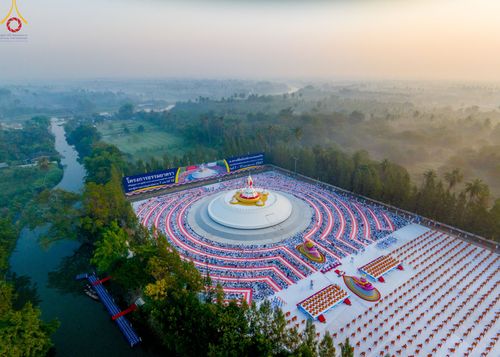 ภาพ No.110257:พิธีตักบาตรพระธรรมยาตราฯ ในโครงการธรรมยาตรากตัญญูบูชา มหาปูชนียาจารย์ พระมงคลเทพมุนี(สด จนฺทสโร) พระผู้ปราบมาร ปีที่ 12 ณ อนุสรณ์สถานลำดับที่ 2 สถานที่ตั้งมโนปณิธานบวชตลอดชีวิต อนุสรณ์สถานบางนางแท่น จ.นครปฐม วันที่ 11 มกราคม พ.ศ. 2567