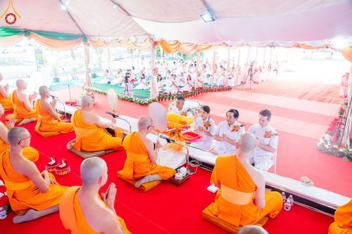 พิธีทอดกฐินบรมจักรพรรดิ ณ วัดพระธรรมกายแคลิฟอร์เนีย เมืองอาซูซ่า รัฐแคลิฟอร์เนีย ประเทศสหรัฐอเมริกา วันอาทิตย์ที่ 12 พฤศจิกายน พ.ศ. 2566