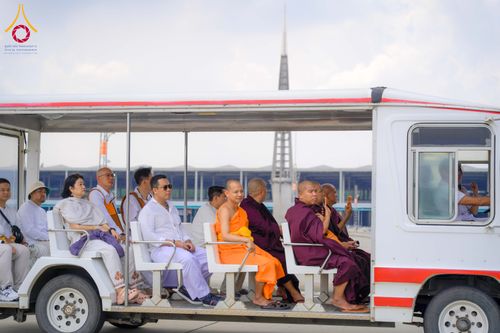 ภาพ No.327693:วันที่ 1-6 พฤษภาคม พ.ศ.2569 ต้อนรับชาวต่างชาติ พระภิกษุ คณะชาวเมียนมาร์  อุบาสิกาชาวอินเดีย เยี่ยมชมวัดพระธรรมกายและสักการะพระมหาธรรมกายเจดีย์