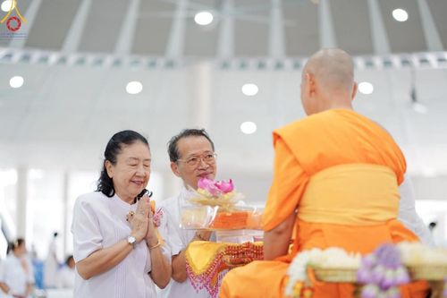 ภาพ No.169780:พิธีถวายภัตตาหารเมนูสวรรค์ "เพื่อการบรรลุธรรม" เนื่องในวันลอยกระทง (ขึ้น 15 ค่ำ เดือน 12) วันศุกร์ที่ 15 พฤศจิกายน พ.ศ. 2567 ณ หอฉันคุณยายอาจารย์ฯ วัดพระธรรมกาย