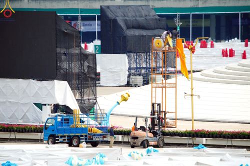 ภาพ No.220478:วันที่ 23-25 เมษายน พ.ศ. 2568 เจ้าหน้าที่และสาธุชนช่วยกัน รับบุญเก็บงานวันคุ้มครองโลก ณ วัดพระธรรมกาย