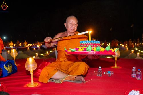 ภาพ No.138653:Photo Story  มหัศจรรย์วัดดงดินแดง Episode 6 พระภิกษุ-สามเณร ในโครงการบรรพชาอุปสมบทหมู่  กว่า 500 รูป และศีลจาริณีกว่า 300 คน ร่วมกันก่อพระเจดีย์ทราย 20,000 องค์ และจุดประทีป  บูชาธรรม 80 ปี หลวงพ่อธมฺมชโย กลางลำน้ำแม่ตื่น