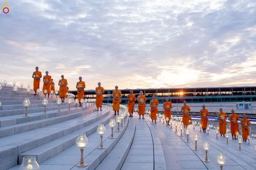 ภาพ No.240991:วันพุธที่ 27 สิงหาคม พ.ศ. 2568 พิธีจุดประทีป ในวันธรรมชัย ณ วัดพระธรรมกาย