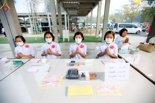 ภาพ No.111862:พิธีถวายภัตตาหารเป็นสังฆทาน แด่คณะพระธรรมยาตราฯ ในโครงการธรรมยาตรา กตัญญูบูชา มหาปูชนียาจารย์ พระมงคลเทพมุนี(สด จนฺทสโร) พระผู้ปราบมาร อนุสรณ์สถาน 7 แห่ง ปีที่ 12 วันที่ 14 มกราคม พ.ศ. 2567 ณ อนุสรณ์สถานมหาวิหารพระมงคลเทพมุนี  (โลตัสแลนด์) อ.สองพี่น้อง จ