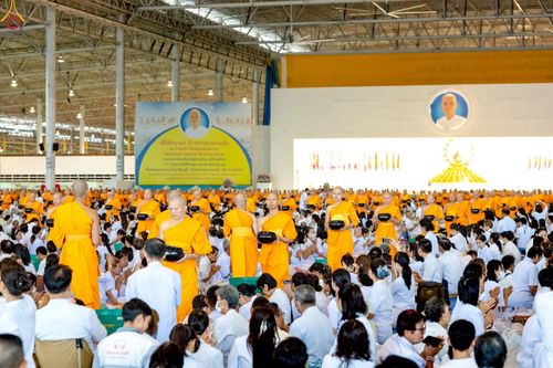 ภาพ No.243491:วันที่ 7 กันยายน พ.ศ. 2568 พิธีตักบาตร ข้าวสารอาหารแห้ง ในวันครูผู้ค้นพบวิชชาธรรมกาย ณ บ้านแก้วเรือนทองคุณยายฯ สภาธรรมกายสากล วัดพระธรรมกาย